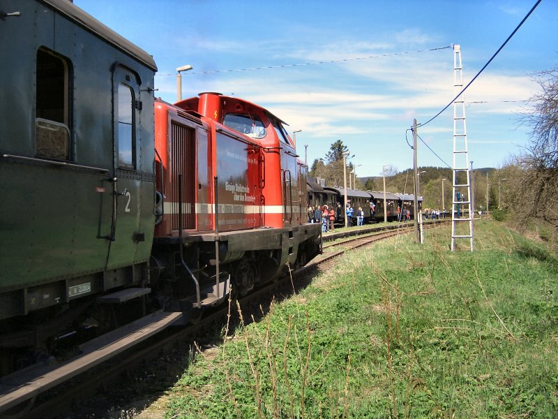 Einfahrt in den Bahnhof Sttzerbach. Sonderzge auf der Rennsteigbahn 2006