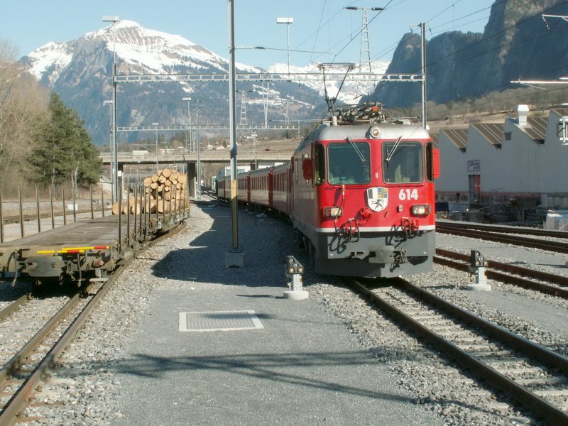 Einfahrt eines Zuges nach Disentis/Mustr am 18.02.08 in den Bhf.Untervaz/Trimmis