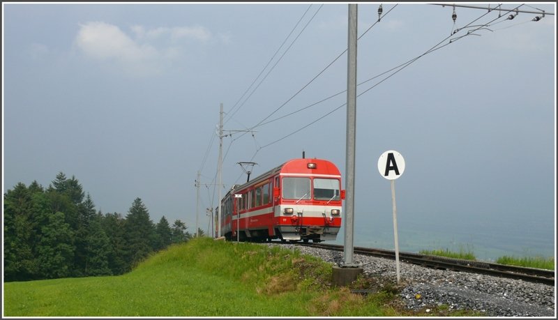 Einfahrt in die Haltestelle Kreuzstrasse. (12.06.2008)