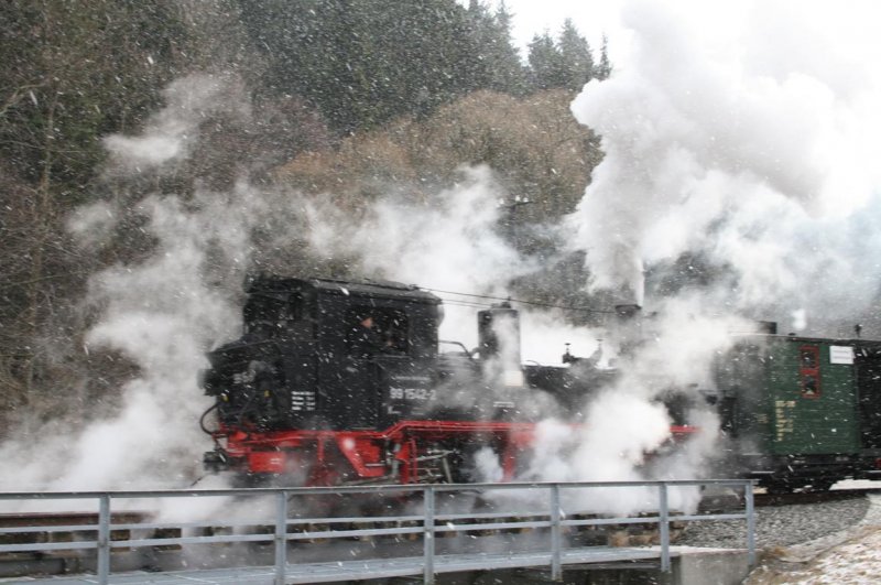 Eingehllt in Dampf und Schneeflocken.99 1542-2 beim Winterdampf am 16.02.08.