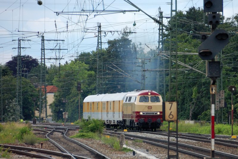 Eingehllt in ihre eigene Abgaswolke:
217 001-7 fhrt mit zwei Messwagen Richtung Mnchen. 16.06.2008 .