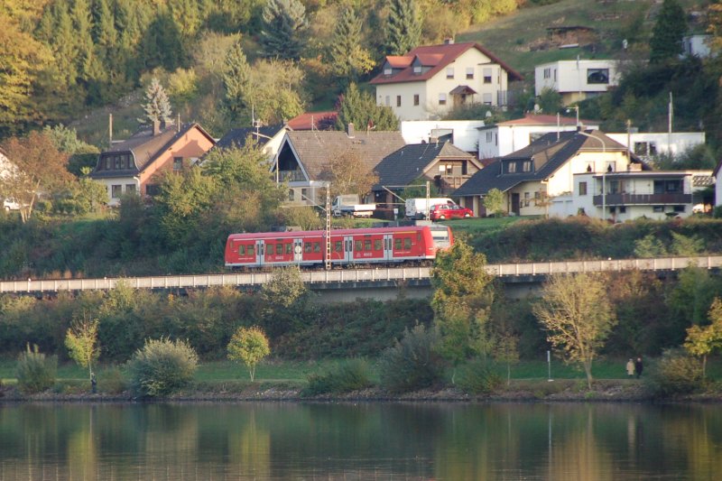 El Triebzug aus Perl kommend bei der Ausfahrt Bhf Oberbillig in Richtung  Trier fahrend am 18.10.2009 17:32h 