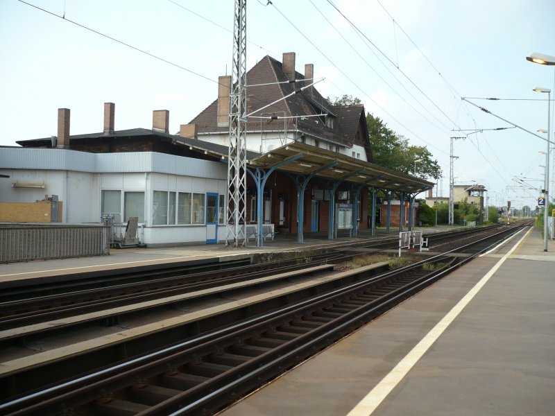 Empfangsgebäude Doberlug-Kirchhain (Gebäudeteil an der Berlin-Dresdener Strecke). Die Aufsicht war leider nicht besetzt. Auch waren Umbauten im vorderen Bereich noch im Gange. Aufnahme: 12.08.2007