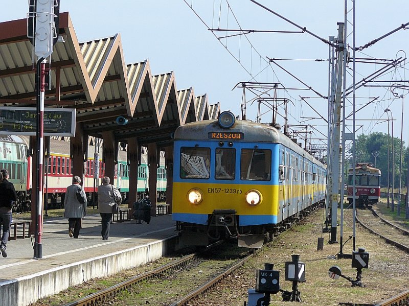 EN57-1239 in Przemysl Glowny 18-09-2007.