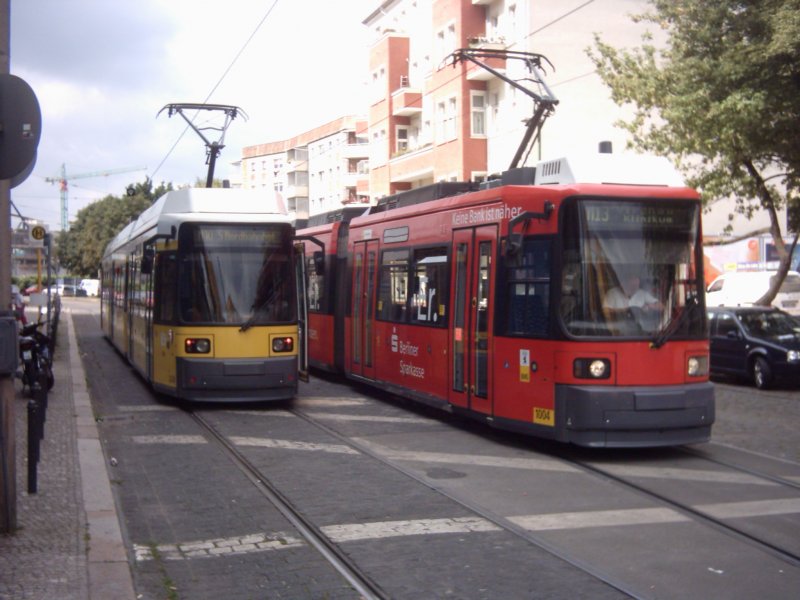 Endhaltestelle Revaler Strasse (Nhe S Warschauer Str.) Regulr endet hier die M13. Aufgrund von Bauarbeiten drfen fr einige Wochen die Zge der M10 hier auch wenden (15.08.2007)