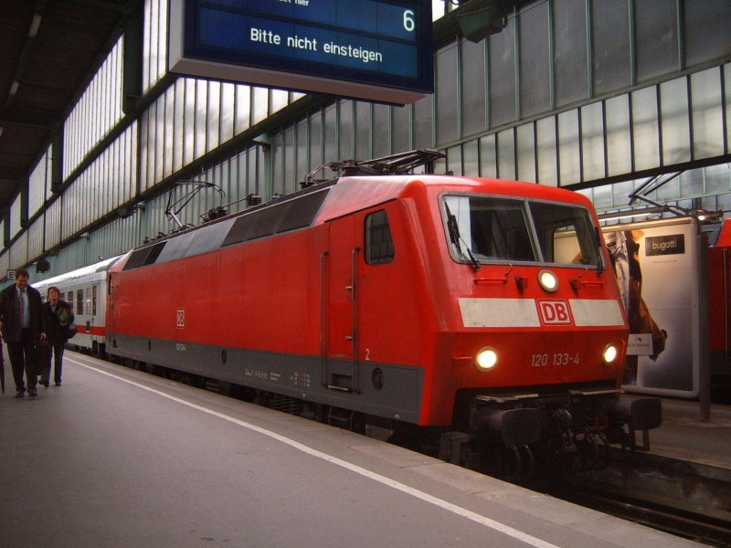 Endlich mal wieder eine 120er vor die Linse bekommen...
DB 120 133-4 am 17.03.07 mit einem InterCity auf Gleis 6 des Stuttgarter Hauptbahnhofes.