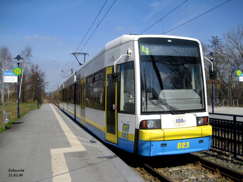 Endstation der Linie 4 - Neu Pampow -
Die Fahrzeugfhrerin wird den Tw.823 
gleich in die Wendeschleife fahren
um sich und dem TW eine verdiente Pause 
zu gnnen.31.03.2009