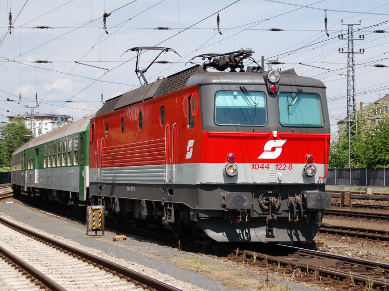 ER 1931 aus Tschechien am 11.05.2007 gezogen von der 1044 122 erreicht seine Endstation Linz Hbf. 