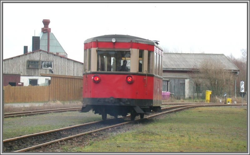 Er sieht schon ein wenig kurios aus dieser 187001 wie er Richtung Gernrode davon tuckert. (14.12.2006)