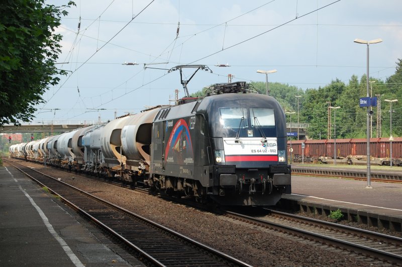 ES 64 U2-002 (EGP) mit dem Zementzug DGS 59369 nach Deuna, am 1.7.2009 durch Elze(Han)