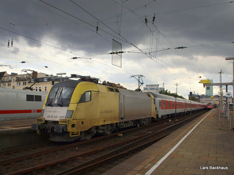 ES 64 U2-017 steht am 21.06.09 mit dem AZ 13383 Hamburg-Altona - Verona P.N. in Hamburg-Altona auf Gleis 11 zur Abfahrt bereit. 