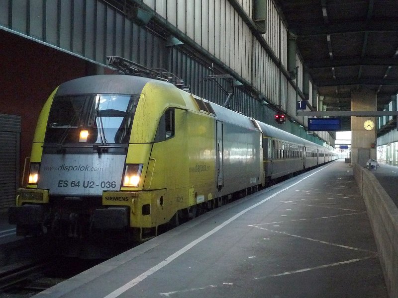 ES 64 U2-036 hat soeben mit einem Sonderzug den Stuttgarter Hbf erreicht. 01.06.09