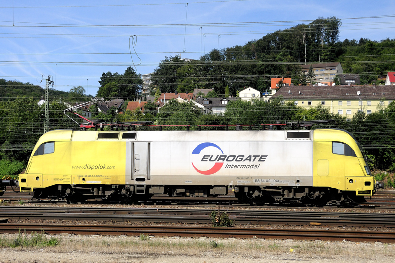 ES 64 U2 - 063  Eurogate  blieb direkt vor mir im  Lokportrait  stehen. (Treuchtlingen, Nordausfahrt, 29.07.09).