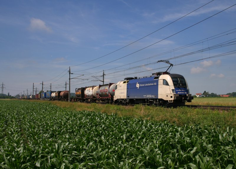 ES 64 U2 068 mit dem Containerzug 42957 bei Oftering. (19.06.2008)