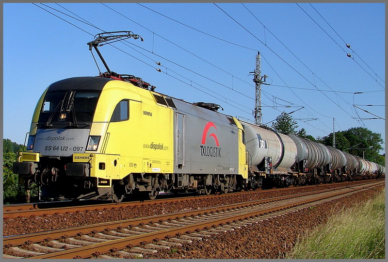  ES 64 U2-097 (182 597-5) vor einem Kesselzug aus Stendell. Stralsund am 05.06.08