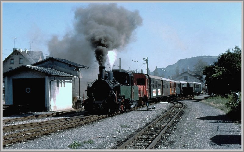 Es ist mir nicht mehr bekannt, ob die kleine Diesellok als  Angstlok  mitlief, oder was ich vermute, als Hilfe fr den schweren Zug Richtung Bregenzerwald. (Archiv 08/1978)