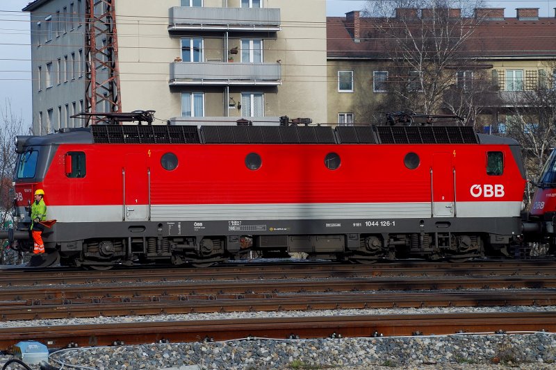 Es war der 30.11.2008 in St.Plten Hbf. Ein Taurus schob die 1044 126 mehrere Male hin und wieder zurck. (Warum?)