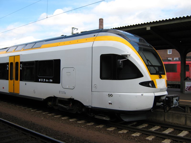 ET 5.11. Diese Zge fahren zwischen August und November 2008 im Auftrag der Eurobahn im Planverkehr der Canuts Verkehrsgesellschaft auf der Strecke Bebra - Eisenach. Dies geschieht zu Testzwecken. Eine nette Abwechslung zu den gewhnlichen blauen Zgen der Cantus. Aufgenommen am 05.09.2008 im BF Bebra.