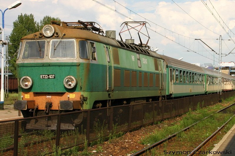 ET22-637 mit Schnellzug in Czechowice-Dziedzice am 20.08.2006