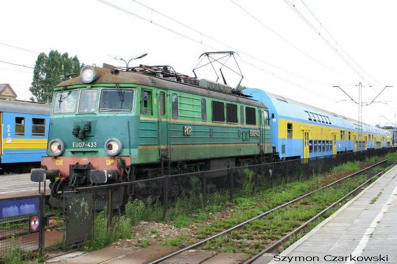 EU07-433 mit Personenzug nach Katowice (Bhpumn Wagen) in Czechowice-Dziedzice am 20.08.2006