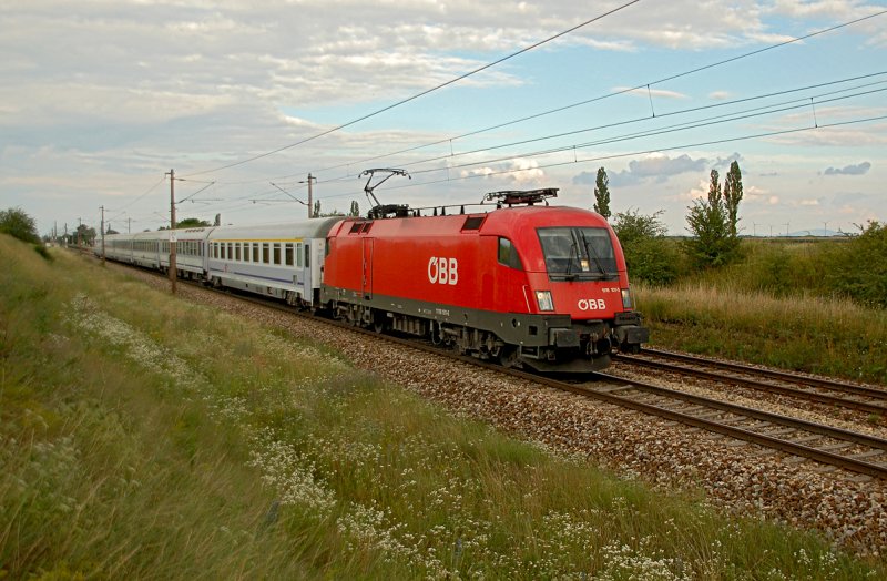 Eurocity 105  Sobieski  von Warschau nach Wien Suedbahnhof am 18.07.2008 kurz nach Helmahof.