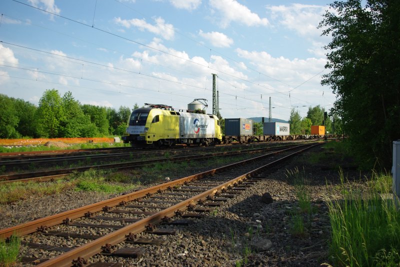 Eurogate Intermodal ES 64 U2-069 mit Containerzug auf der Fahrt nach Bremerhaven durch Eschwege West. 20.05.2009.