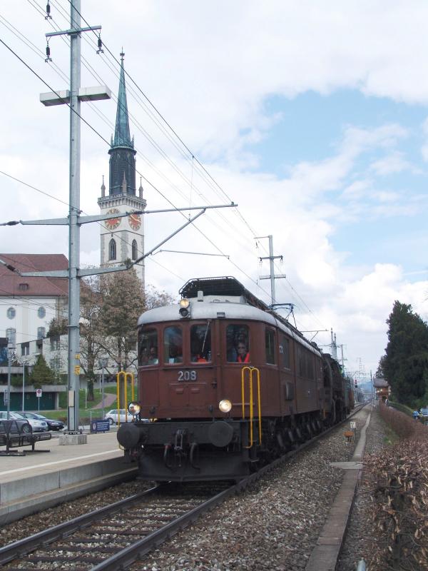 Ex-BLS Ae 6/8 208 und Tabaklok 01.22 am 28.3.05 in Cham. Im Hintergrund sieht man die Rm. -kath. Kirche St. Jakob