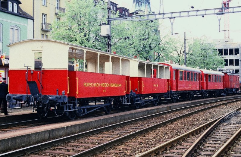 Extrazug der Rorschach Heiden Bergbahn im Bahnhof von Rorschach Hafen im Mai 1985 .. Bild ab Dia