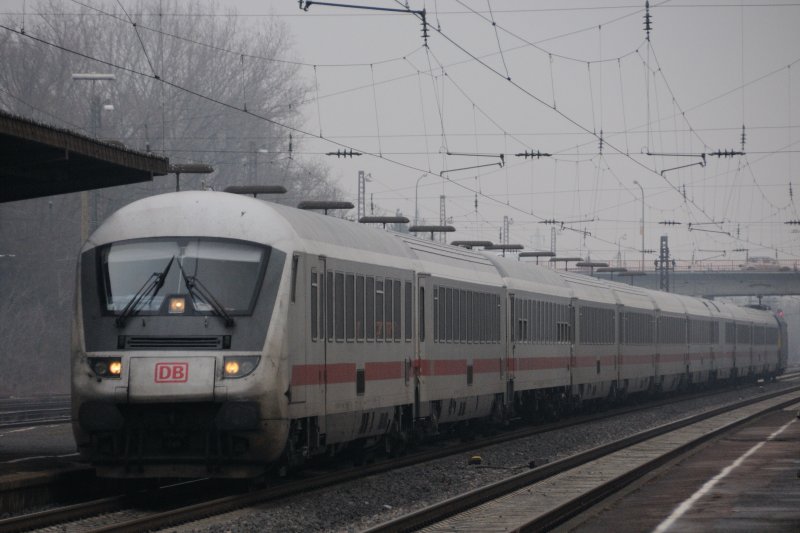 Extrem lang: Selten sieht man solch lange Intercitys in Zeiten der ICE-Misere, wo man berall von Wagenmangel spricht. (Durchfahrt Ludwigshafen-Oggersheim, 07.02.09).