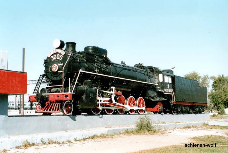 FD21-3000, Dampflok-Denkmal in Nowosibirsk, 22.08.03