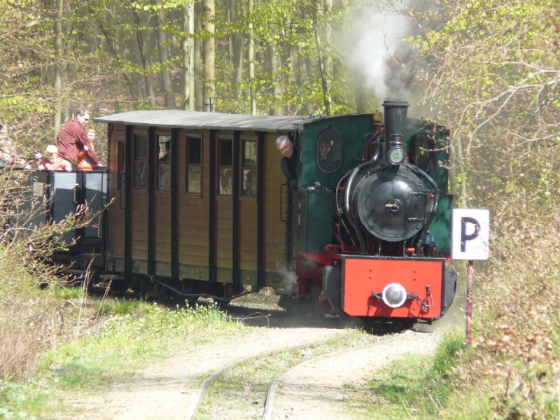 FGF - Personenzug mit der Dampflok Nr.1 (Henschel Preller) unterwegs auf der Linie im Waldstck am 01.05.2008