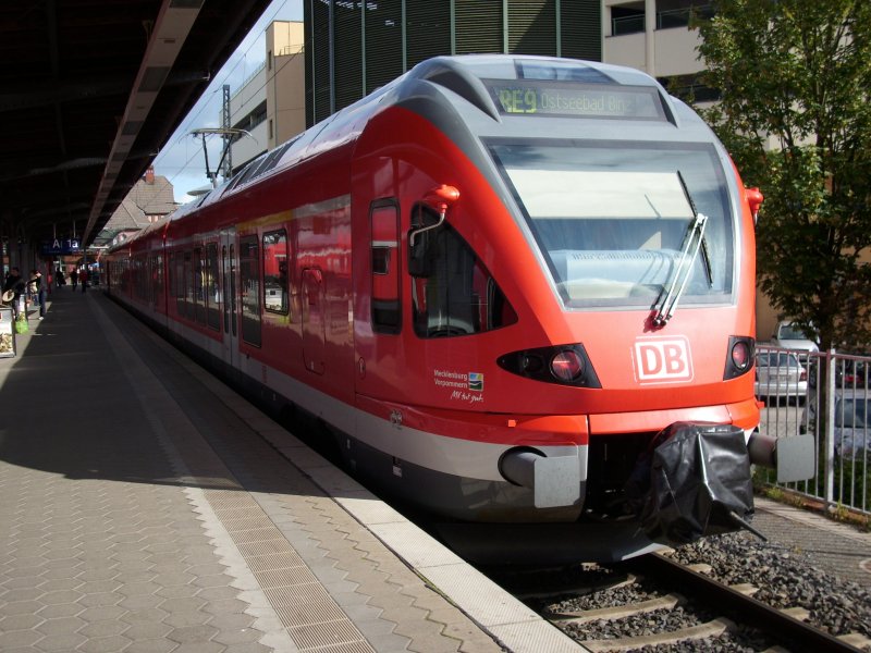 Flirt 429 027 ist am 05.Juni 2009 in Stralsund am Kopfbahnsteig 1 angekommen und fuhr dann als RE 33307 nach Binz wieder ab 