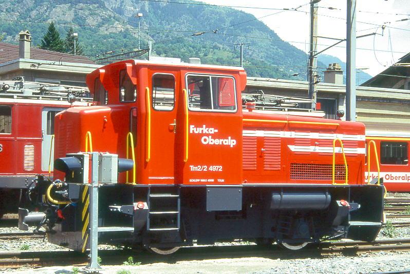FO - Tm 2/2 4972 am 17.06.1995 in BRIG - Diesel-TRAKTOR fr Rangier- und Bauzugdienst ohne Zahnrad.- Baujahr 1960 - SCHOEMA2391 - Motor DEUTZ A12L714 - 170 KW - Gewicht 21,80t - LP 7,20m - zulssige Geschwindigkeit km/h 33/45geschleppt - Mutation: 1961 - 1976 als V 12 auf der Werksbahn der Alsen´schen Portlans-Cement-Fabriken Itzehoe mit Spurweite 860mm - 1976 verkauft an FO - Umspurung durch SCHOEMA in Diepholz - seither Tm 2/2 4972 - jetzt mit Rechteckscheinwerfer.
