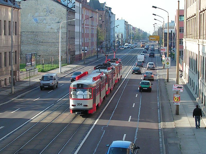 Foto einer alten Tatra-Straenbahn auf der Merseburger Strasse in Halle