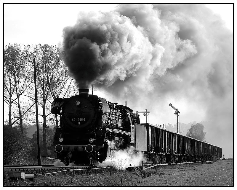 Fulminante Ausfahrt der 44 1486 aus Oberrohn am letzten Plandampftag im Werratal. (13.10.2007). Dies ist die zweite Aufnahme dieser Ausfahrt. Die stark gezoomte Version habe ich schon am 19.10.07 hochgeladen.



