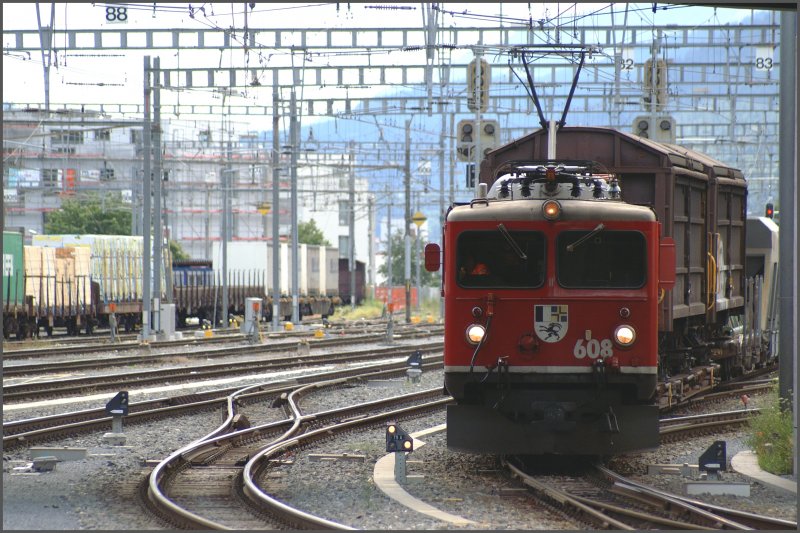 Ge 4/4 I 608  Madrisa  mit geschemelten Normalspurwagen in Chur. (04.07.2007)