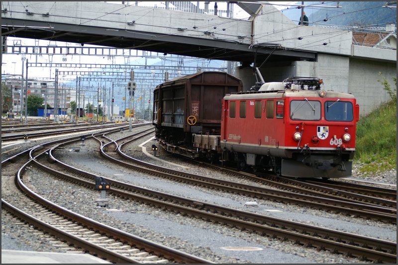 Ge 4/4 I 608  Madrisa  mit Rollschemel unter der Friedaubrcke in Chur. (04.07.2007)