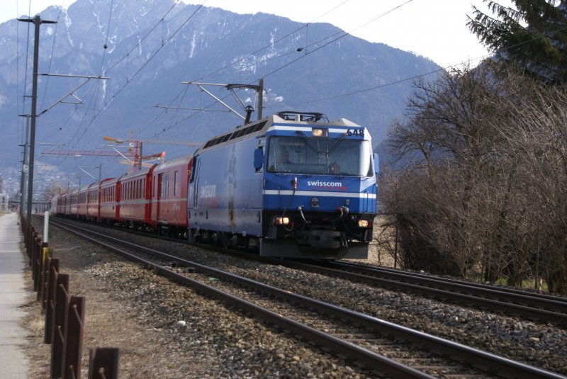 Ge 4/4 III 648 mit dem RE 1133 zwischen Domat/Ems und Felsberg, am 22.2.08