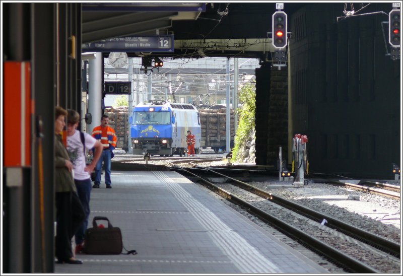 Ge 4/4 III 652  Vaz/Obervaz  wartet in Chur jenseits der Tivolibrcke auf einen ankommenden Zug. Auch Bahnangestellte und Passagiere warten mehr oder weniger geduldig auf den nchsten Zug. (01.10.2007)