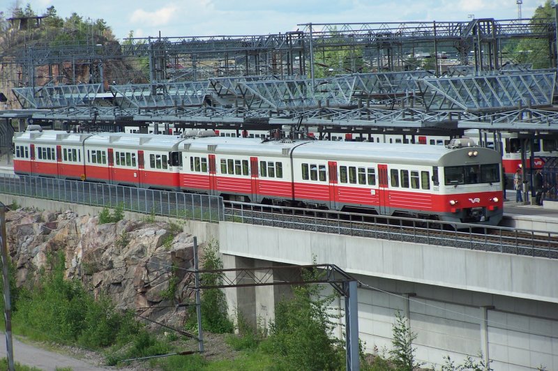 Gefhrt von einem Sm 1 (6003/6203) erreicht ein Zug der Linie A (Alberga - Hoplax - Ble - Helsingfors) den Bahnhof Ble. Die zweite Einheit ist ein Sm 2, der aus Leichtmetall gebaut wurde und keine gesickten Seitenwnde besitzt. Vermutlich ist es 6072/6272. Die Einheiten bestehen aus Trieb- (60..) und Steuerwagen (62..). Aufnahmedatum: 19.06.2007