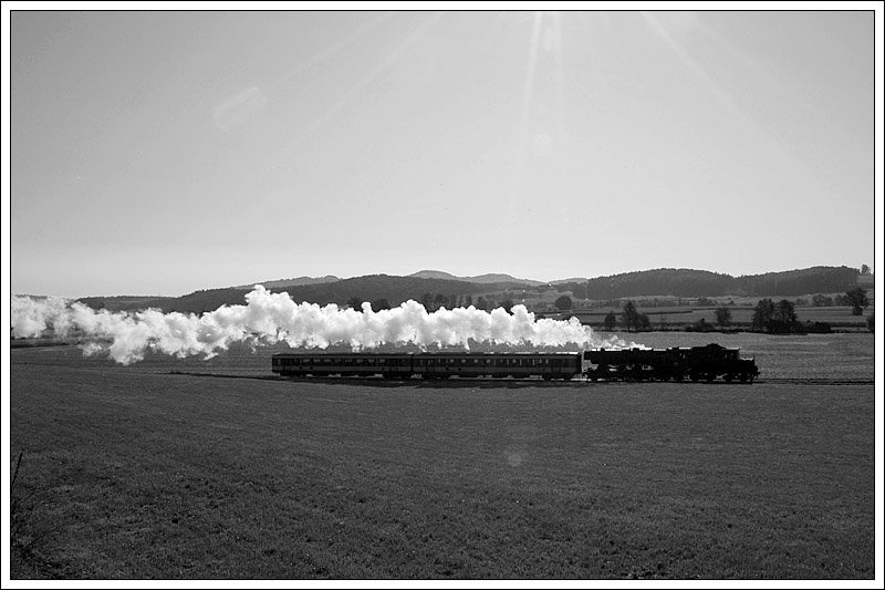 Gegenlichtaufnahme des SPz 8521 von Graz nach Wies-Eibiswald am 5.10.2008 kurz vor Gro. St. Florian aufgenommen. Grund der Sonderfahrt waren die Feierlichkeiten   135 Jahre Wieserbahn , 95 Jahre Stellwerk Deutschlandsberg, 55 Jahre Roter Blitz, 30 Jahre StEF-Modellbahngruppe sowie 15 Jahre DoSto bei der GKB, welche in Wies und in Deutschlandsberg stattgefunden haben.
