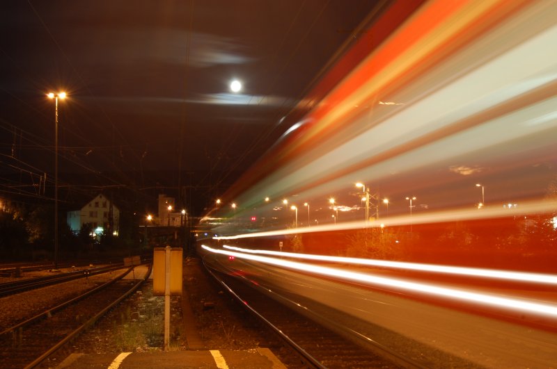 Geisterhaft sieht es auf dem Bild aus, als am 26.07.07 ein RegionalExpress um 23:20 Uhr aus Stuttgart HBF in den Aalener Bahnhof einfhrt.