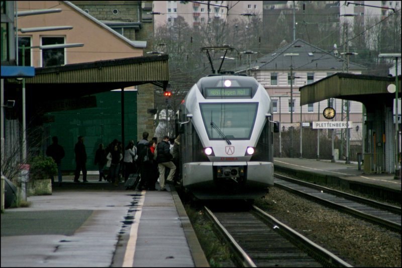 Genau whrend der Pendlerzeit wird ein  Mini-FLIRT  eingesetzt:
ET22008 wartet als ABR99731 (RB91  Ruhr-Sieg-Bahn ), von Siegen nach Hagen Hbf, in Plettenberg auf den Zustieg der Schler. (18.01.2008)