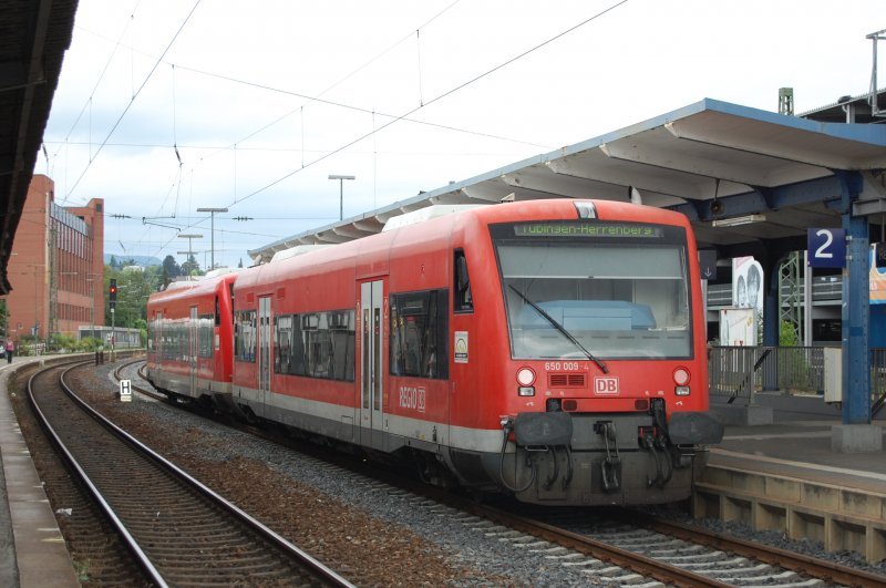 Gerade ist 650 009-4 in Reutlingen als RB nach Herrenberg angekommen und gleich geht es auch wieder weiter in Richtung Tbingen. Aufgenommen am 17.7.2009.