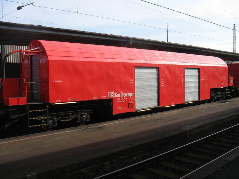 Gertewagen der DB Notfalltechnik, geschoben und gezogen von zwei Einheiten der BR 714 in Kassel (18.03.2009).