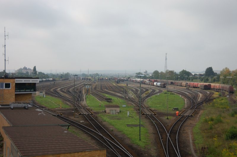 Gesamtansicht der Ein- und Ausfahrgruppe Nord des Rbf Kornwestheim mit Wagengestellungsgleisen in beiden Fahrtrichtungen. Aufgenommen am 17. August 2008