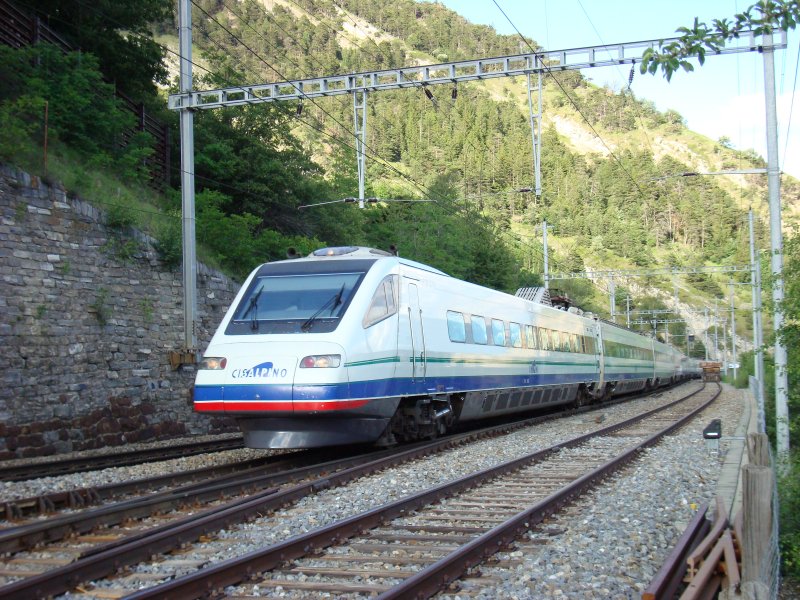 Gibts bald nicht mehr: Cisalpino ETR 470 von Milano nach Basel bei Hohtenn am 16.6.2007