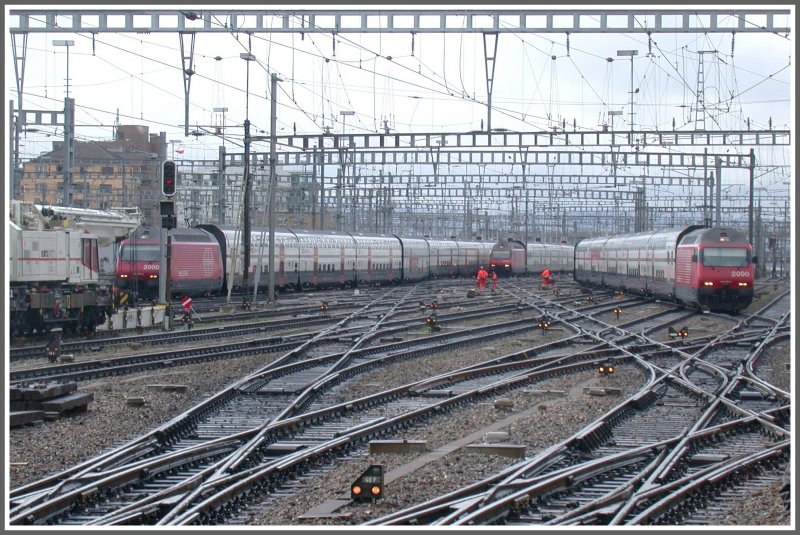 Gleich drei Re 460 fahren mit ihren Doppelstockzgen in den Hauptbahnhof Zrich ein. (19.03.2007)