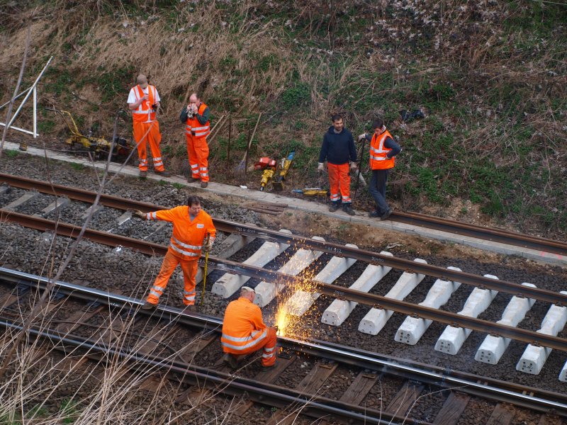 Gleisarbeiten vor dem Gemmenicher Tunnel, die beiden lezten Weichen auf deutscher Seite men ausgetauscht werden. Die erste liegt schon und nun mu die zweite rausgebrannt werden, ein Knochenjob fr den Mann mit dem Brenner.