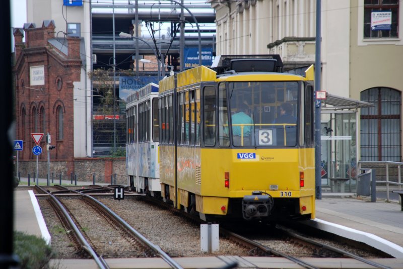 GÖRLITZ (Landkreis Görlitz), 25.09.2009, Straßenbahnlinie 3 nach Weinhübel in der Haltestelle Bahnhof